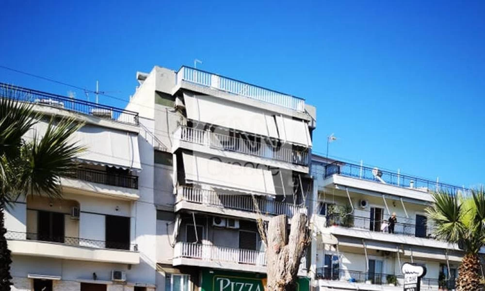 Κορυδαλλός: Γυναίκα απειλούσε να πέσει από μπαλκόνι πολυκατοικίας